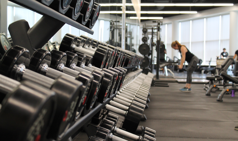 r33-woman-working-out-in-empty-gym-765x453.png